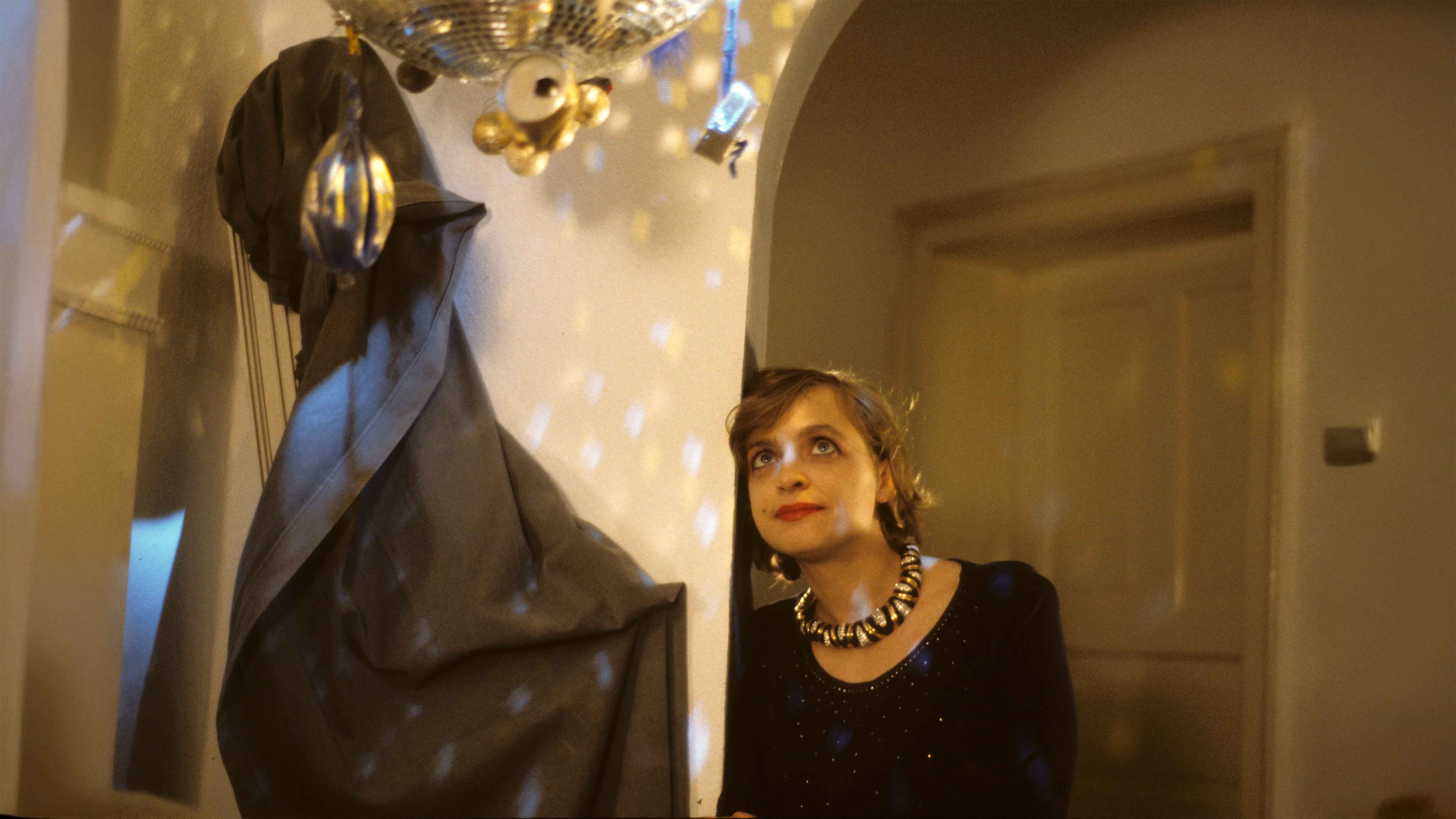 Katharina Thalbach an Spiegelkugel